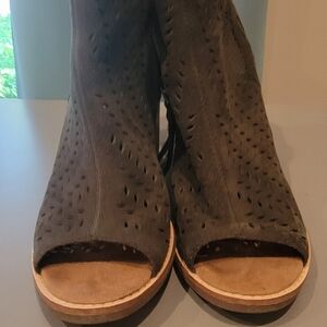 Toms Open Toe Green Zip Up Booties Size 7½